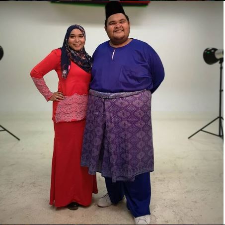 Abam bersama isteri yang selalu memberi semangat.